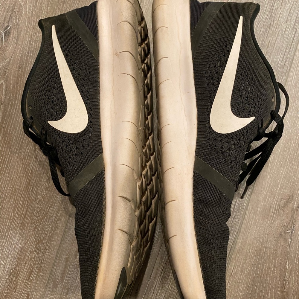 Black Nike Free Runs